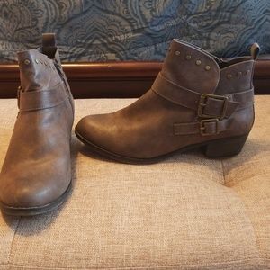 Ana Archer ankle boots